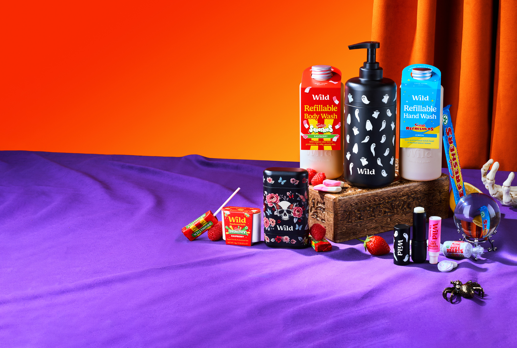 Wilde Halloween douchegel- en deodorantcases met navullingen en snoep eromheen.