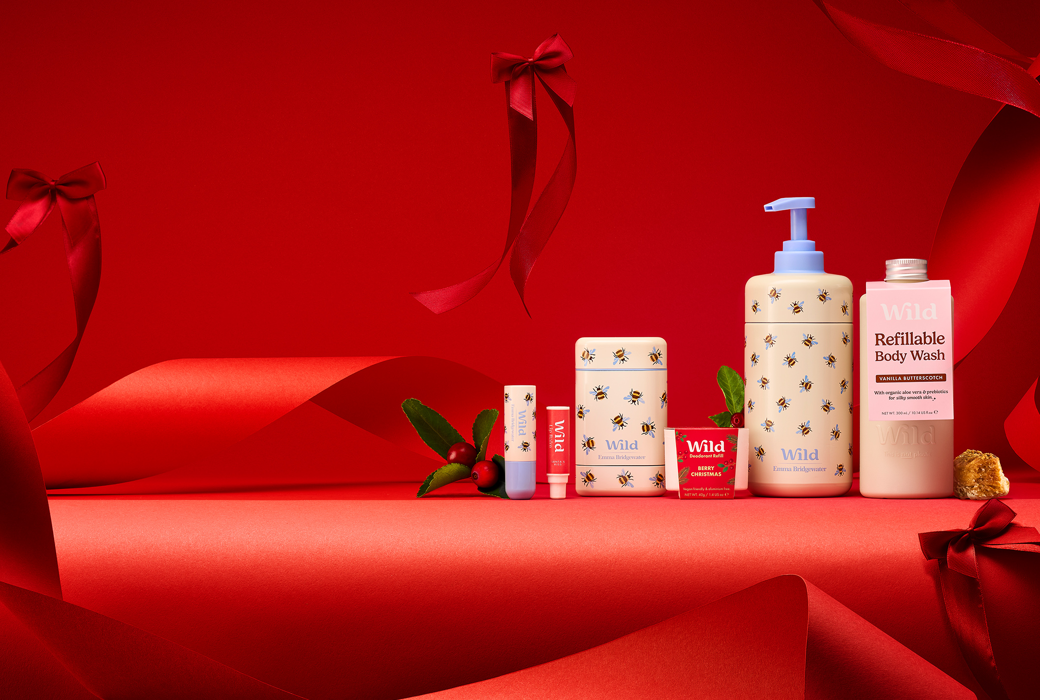 Légende : une table rouge garnie de nombreux flacons de lotion