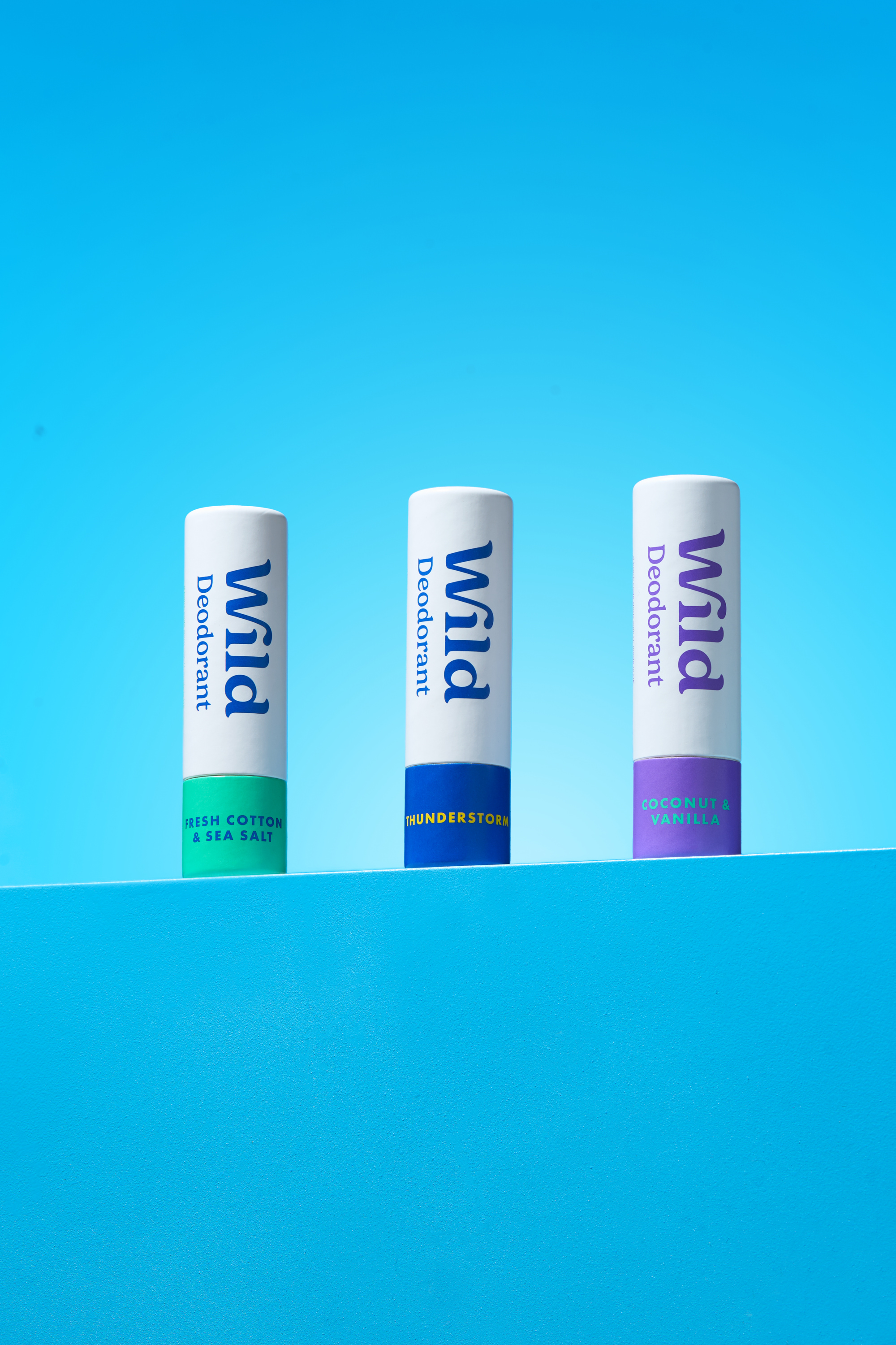 Bijschrift: drie pillenflesjes op een blauw vlak