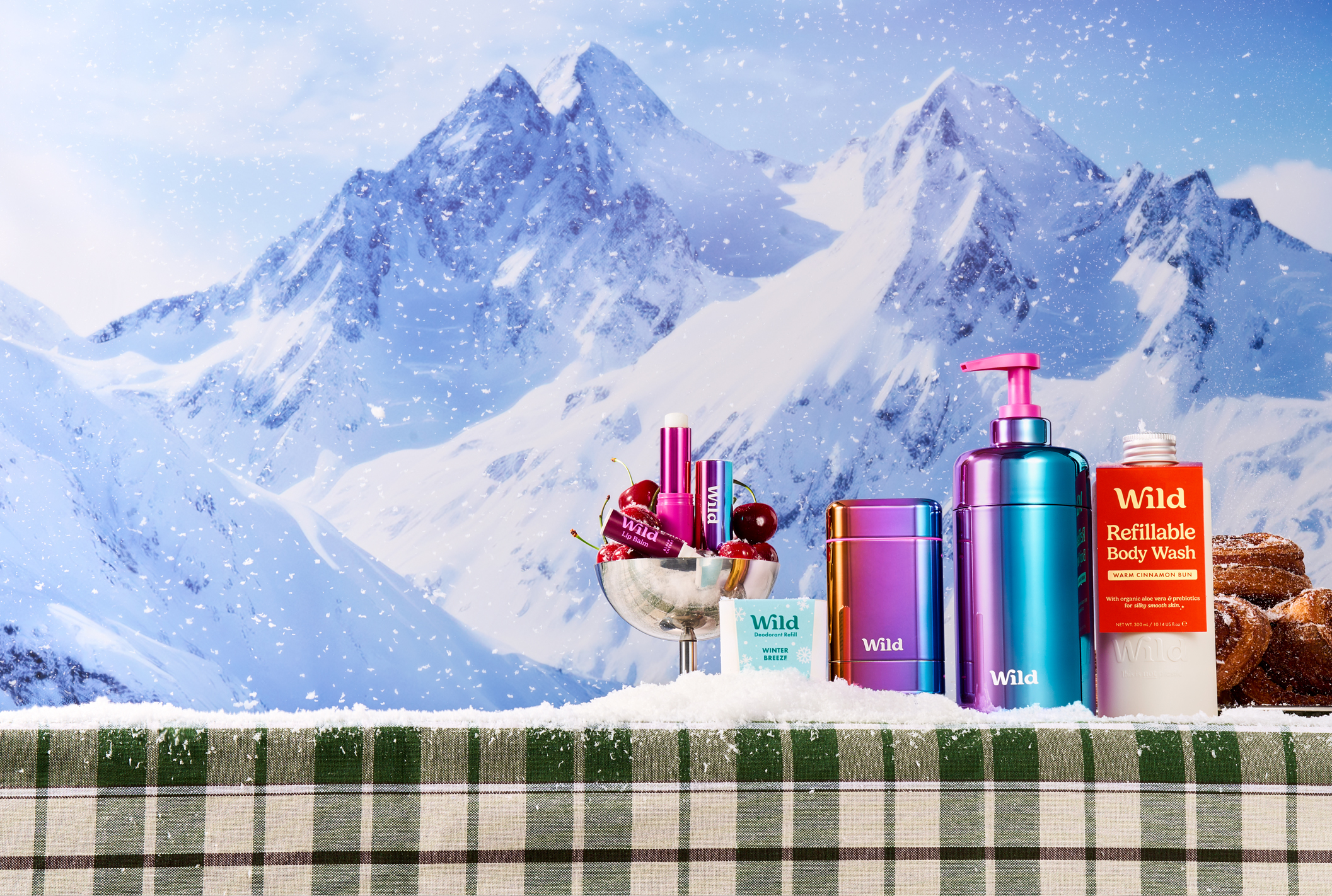 Didascalia: un tavolo con molti oggetti diversi.