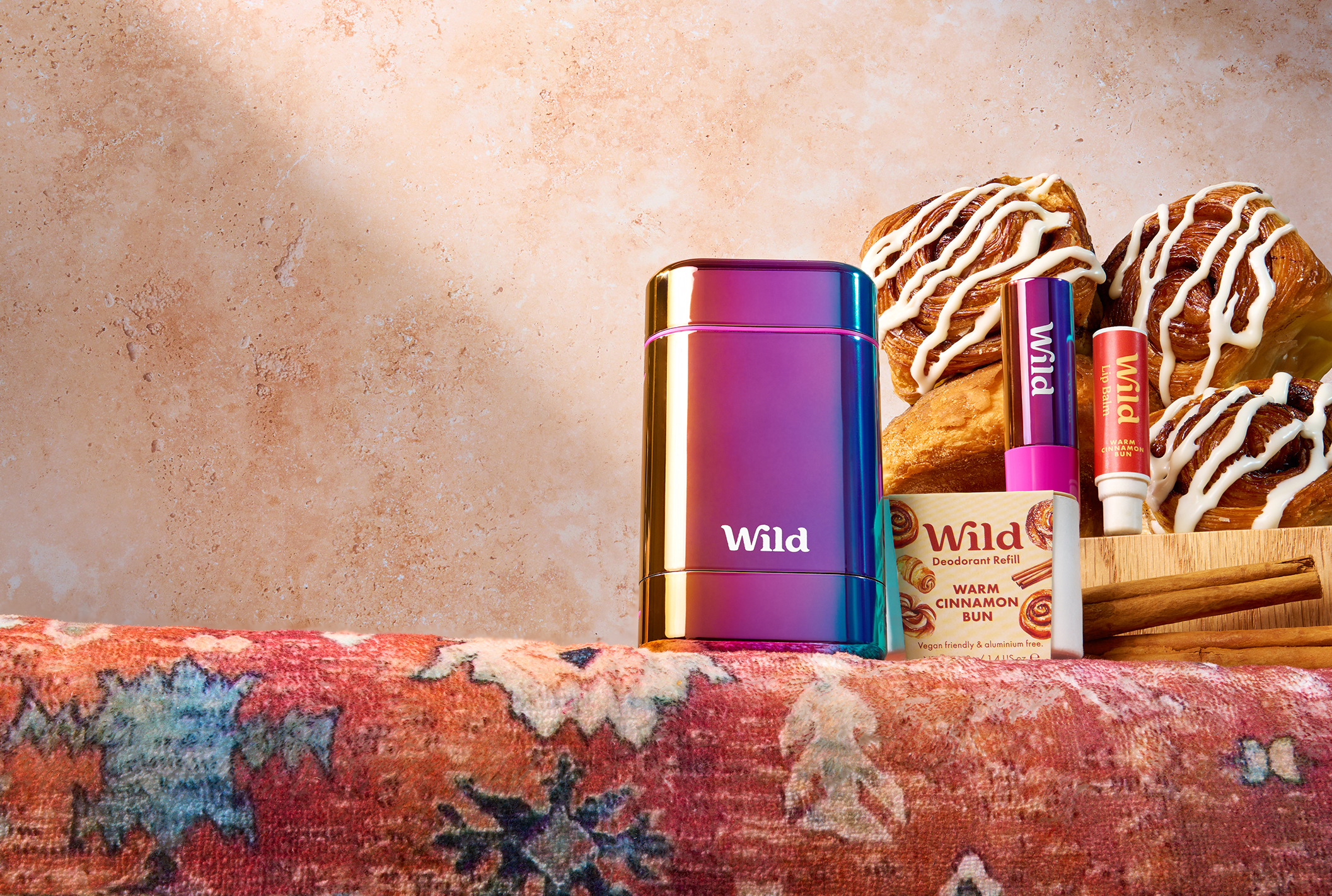 Didascalia: un accendino viola seduto sopra un divano accanto a un mucchio di ciambelle