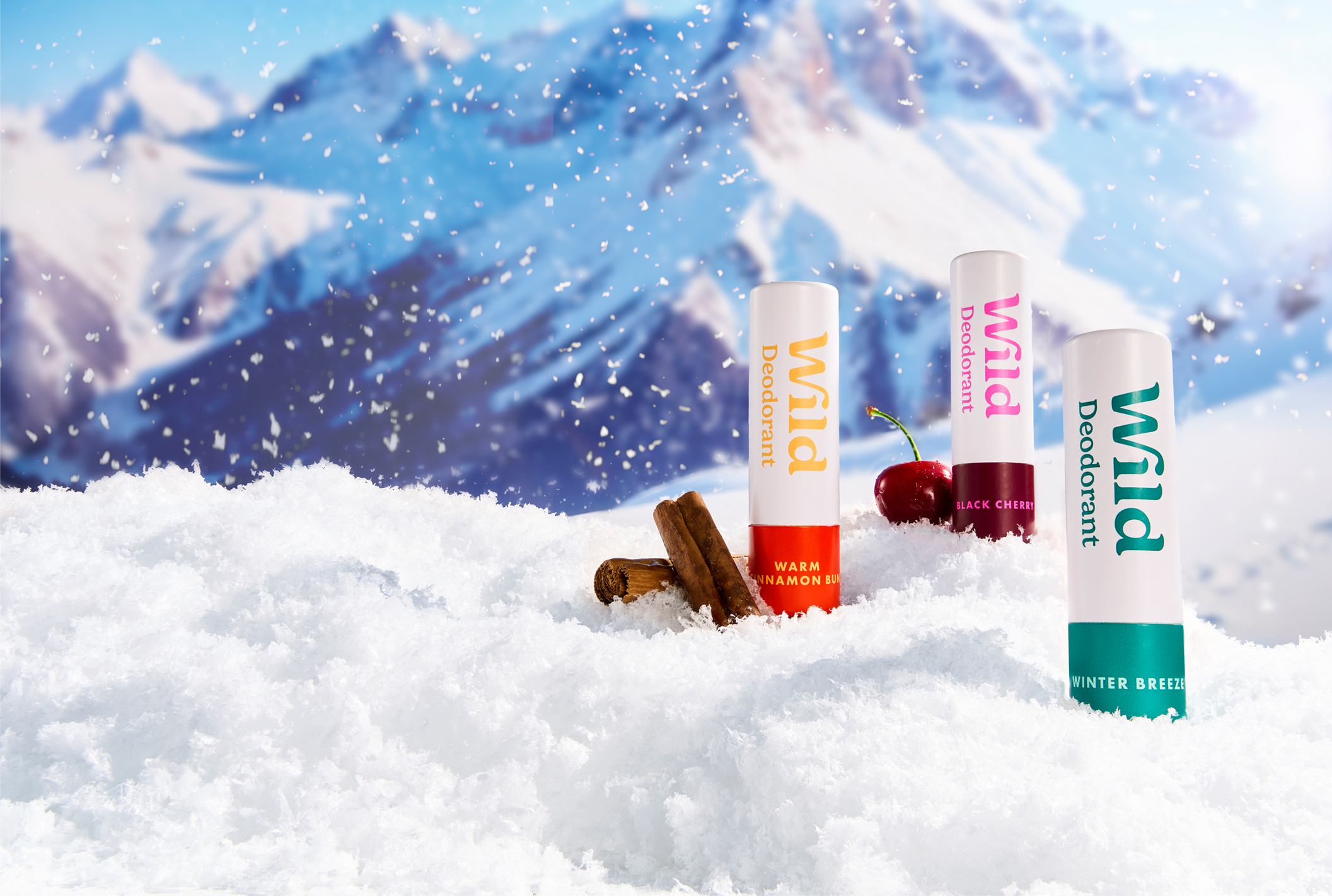 Didascalia: un mucchio di neve con tre balle di labbra e una mela