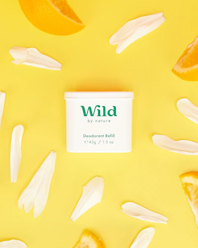 Didascalia: un contenitore di deodorante wild by nature su sfondo giallo