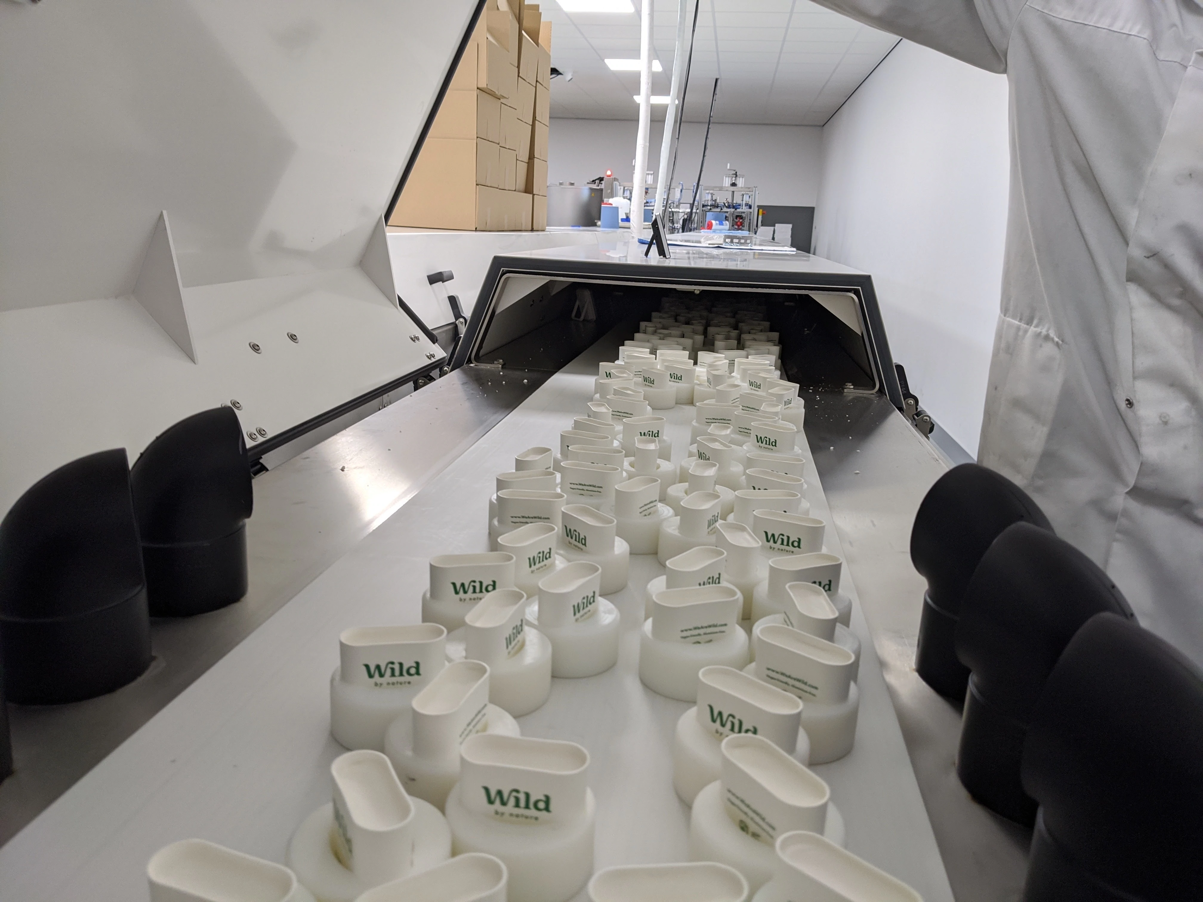 Caption: a conveyor belt filled with lots of white cups