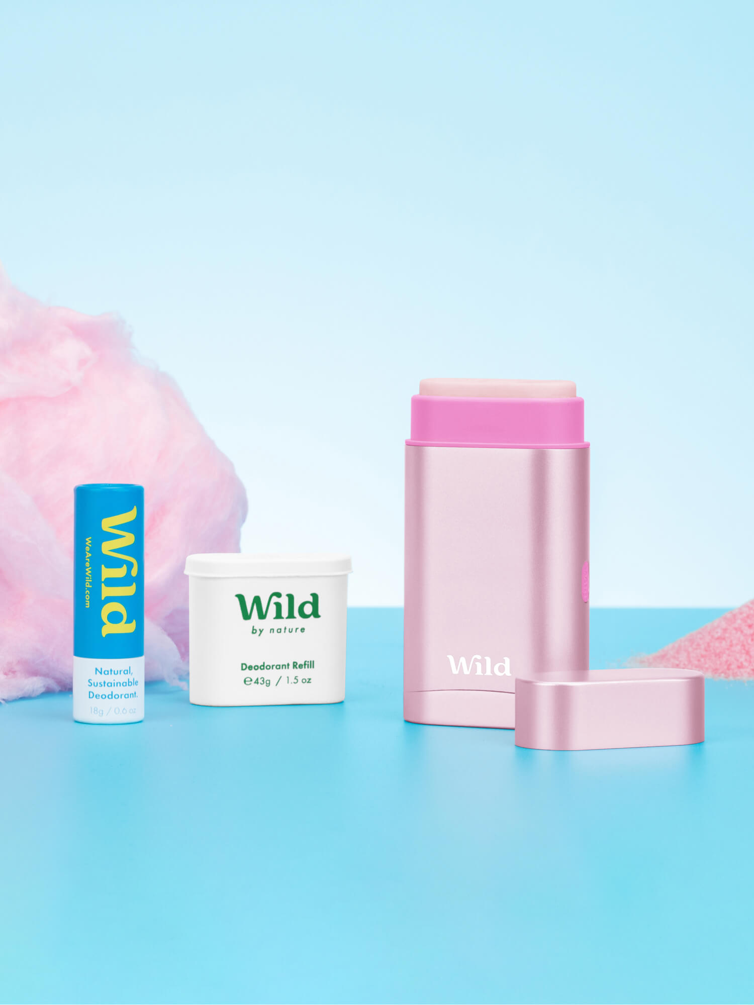 Bildunterschrift: ein blauer Tisch mit rosa Gegenständen und einem rosa Ball