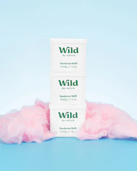 Bildunterschrift: drei Behälter mit wildem Deodorant auf blauem Hintergrund