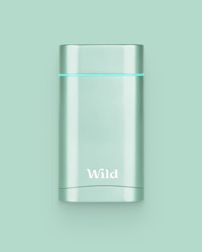 Bijschrift: een close-up van een metalen voorwerp op een groene achtergrond