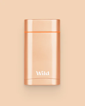 Légende : un briquet rose et or avec le mot "wild" dessus