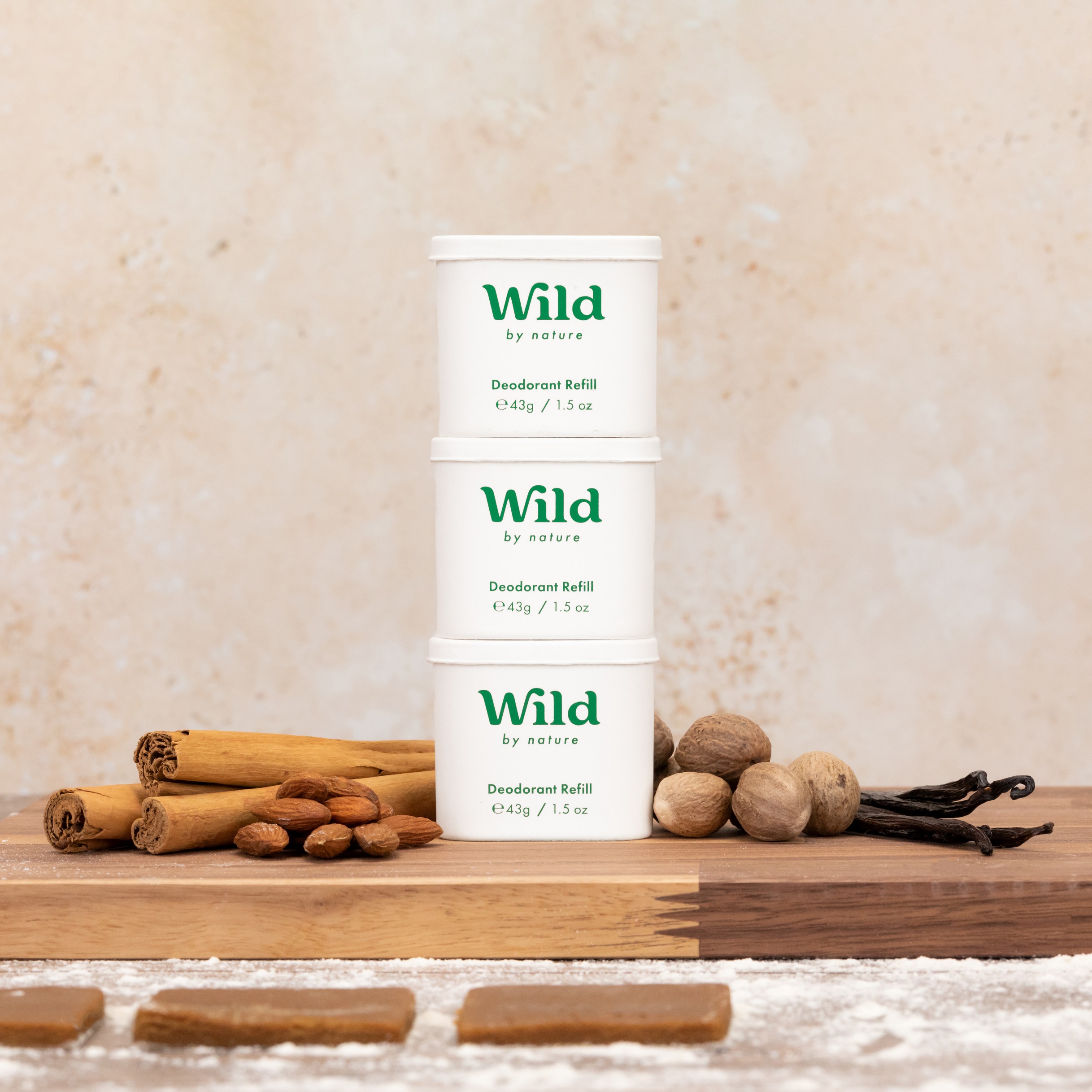 Légende : trois rouleaux de déodorant sauvage à côté de quelques cinnamons