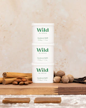 Bildunterschrift: drei Rollen Wilddeodorant neben einigen Zimtschnecken