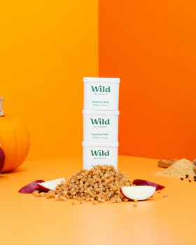 Bildunterschrift: ein Stapel Müsli auf einem Tisch