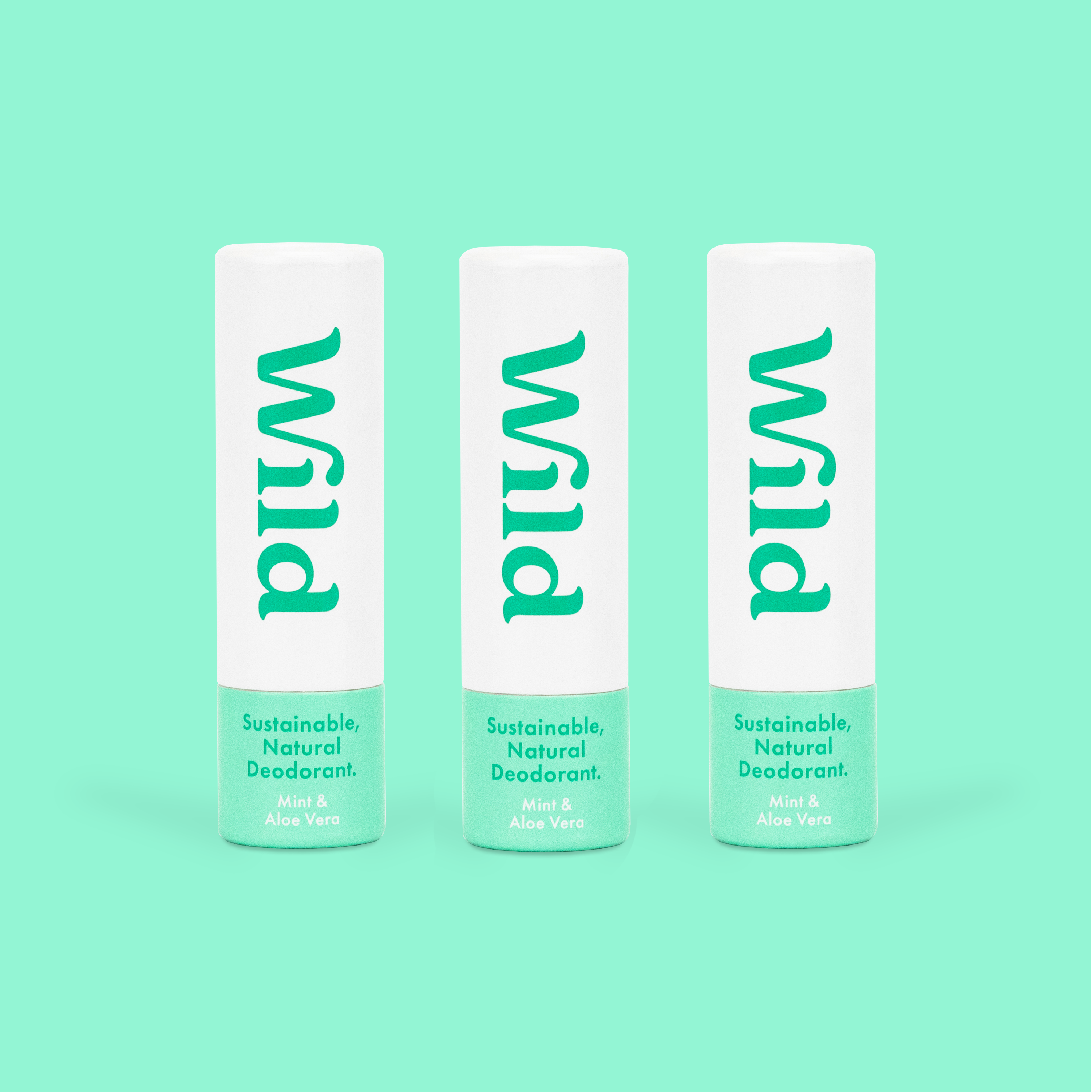 Pie de foto: tres tipos diferentes de desodorante sobre fondo azul