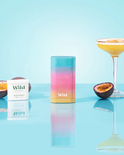 Onderschrift: een glas sinaasappelsap naast een fles wild