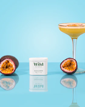 Onderschrift: een glas wijn naast half opgegeten fruit