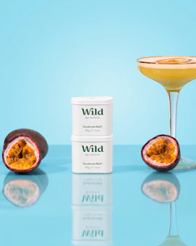 Onderschrift: een glas wijn naast een blikje wild