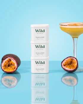 Bijschrift: een glas gevuld met een drankje naast een blikje wild