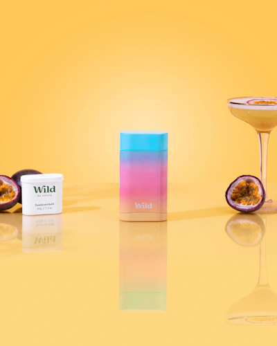 Onderschrift: een glas wijn naast een fles wijn