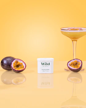 Onderschrift: een glas wijn naast wat fruit