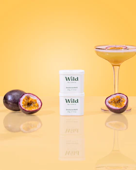 Onderschrift: een glas wijn en wat fruit op een tafel