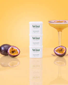 Onderschrift: een fles wild naast wat fruit