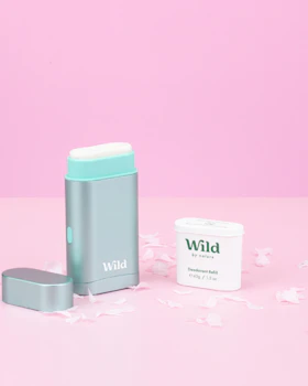 Légende : un fond rose avec un conteneur blanc et un conteneur bleu