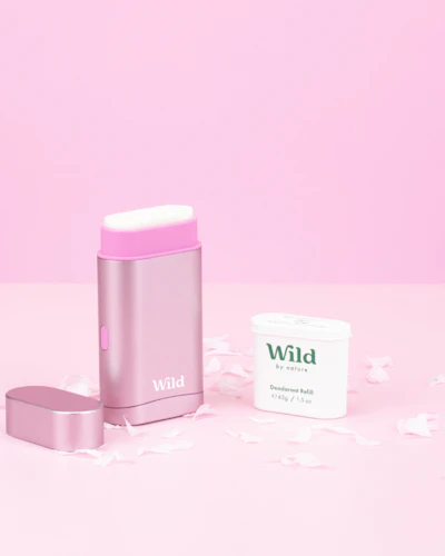 Bijschrift: een roze lippenbaal naast een witte container