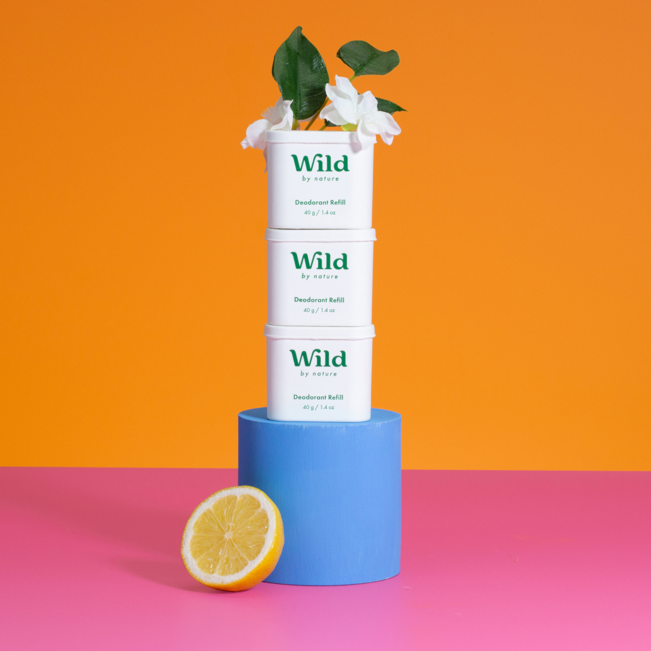 Bijschrift: een stapel van drie dozen bovenop een tafel