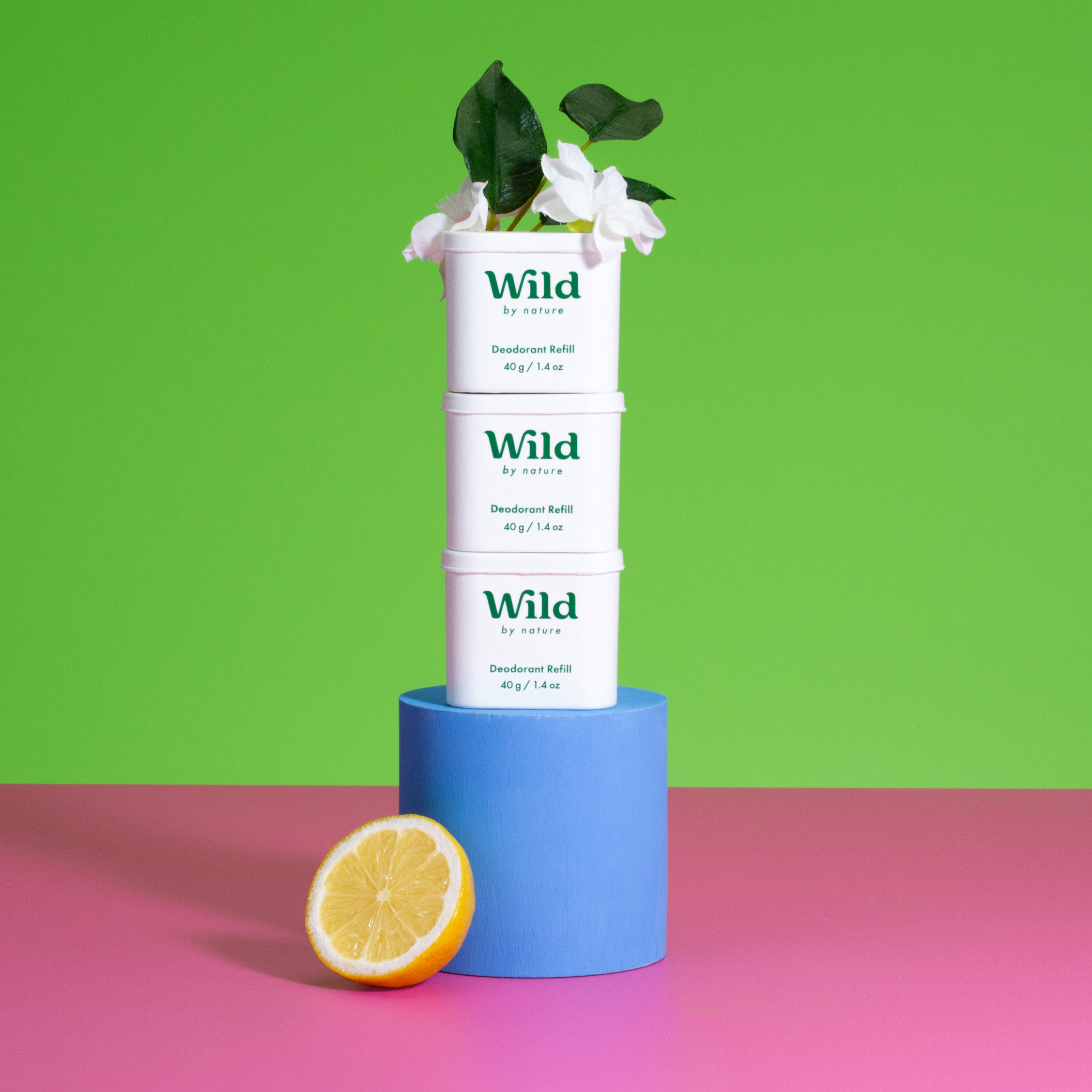 Bildunterschrift: ein Stapel von drei Kisten mit einer Blume oben drauf