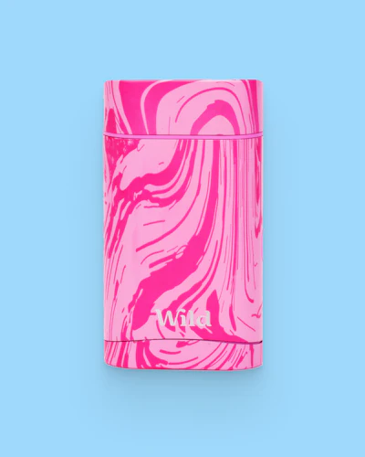 Bijschrift: een roze en witte tube op een blauwe achtergrond