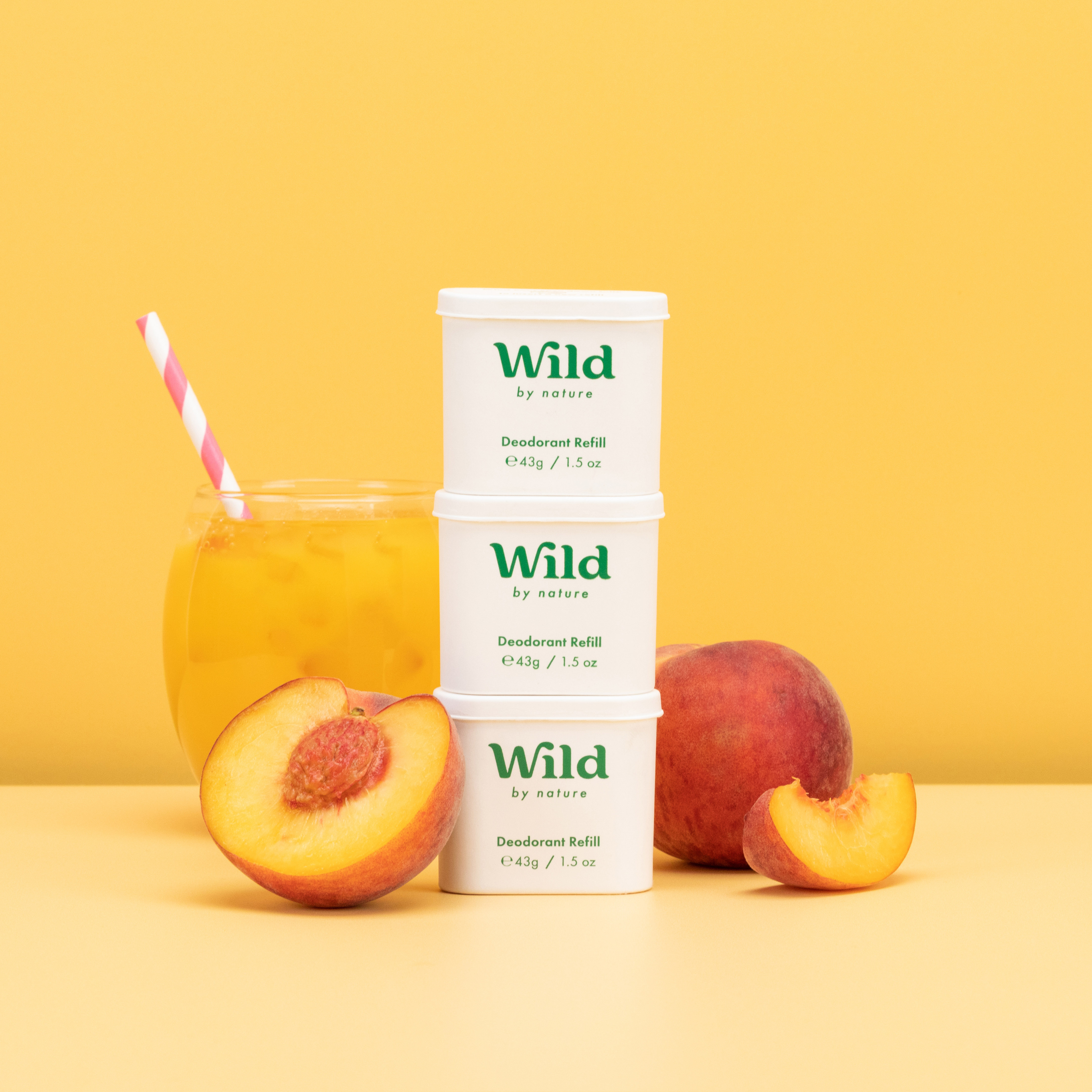 Bijschrift: drie potten wilde perzikthee naast perziken