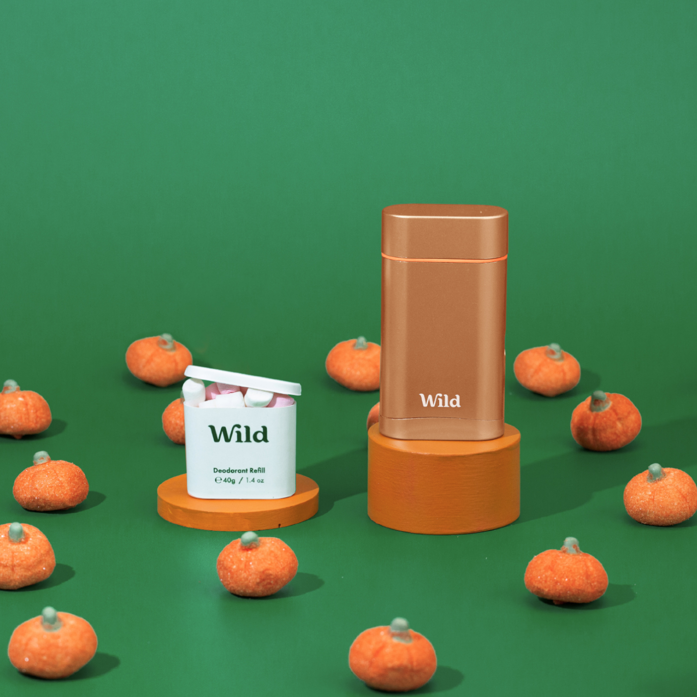 Bijschrift: een groep pompoenen en een container met wild