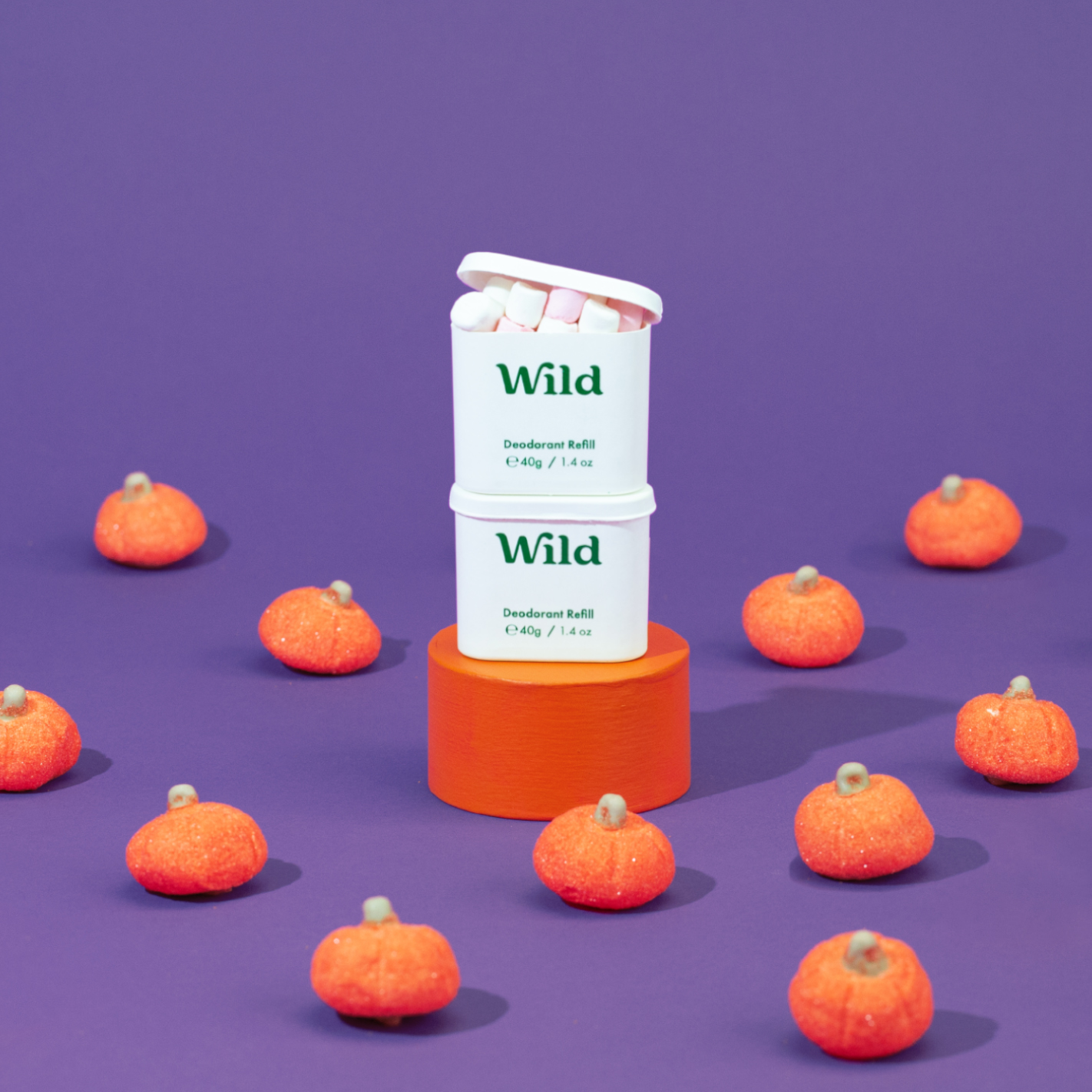 Bijschrift: een stapel oranje pillen bovenop een paars oppervlak