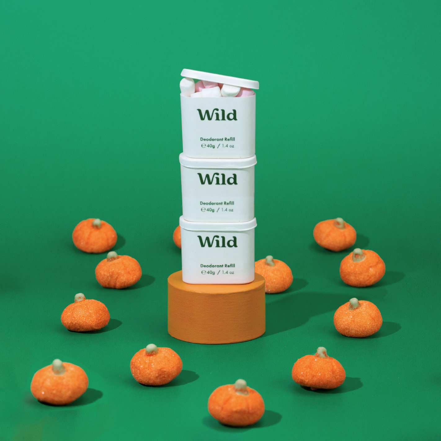 Onderschrift: een stapel sinaasappels op een groen oppervlak