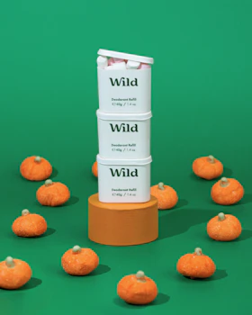 Didascalia: una pila di arance su una superficie verde