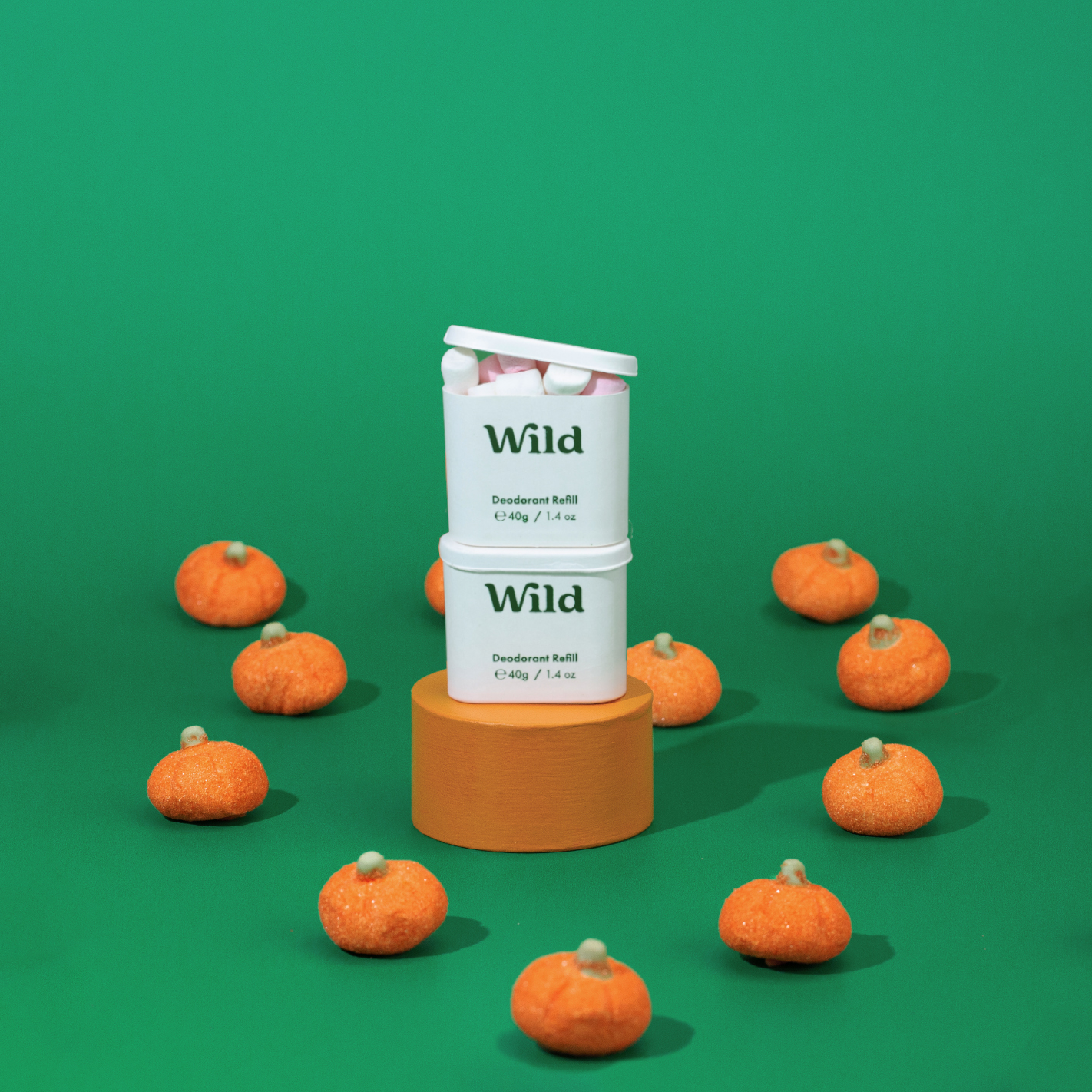 Onderschrift: een stapel sinaasappels op een groen oppervlak