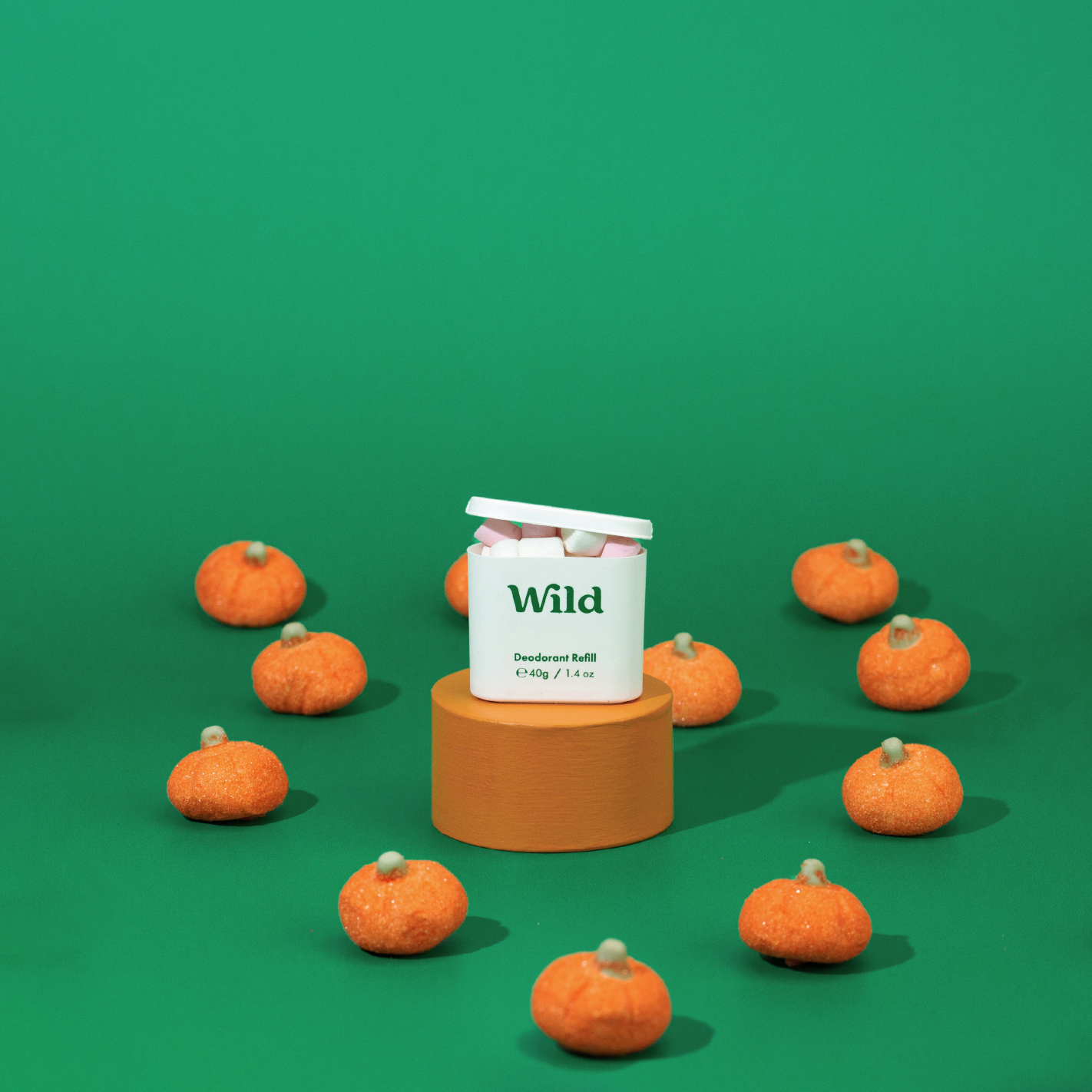 Bijschrift: een groep sinaasappels op een groene ondergrond