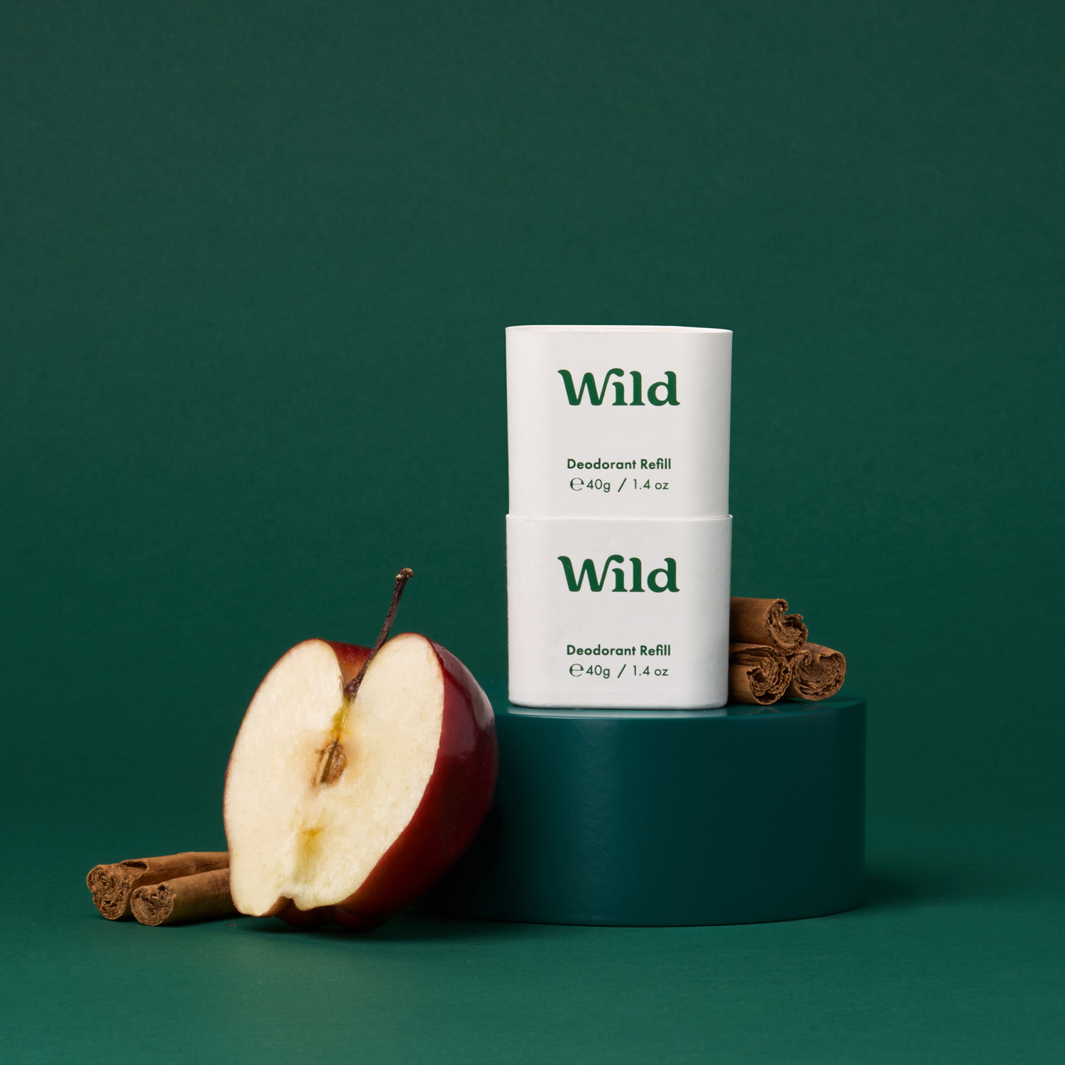 Pie de foto: un tubo de desodorante salvaje junto a una manzana