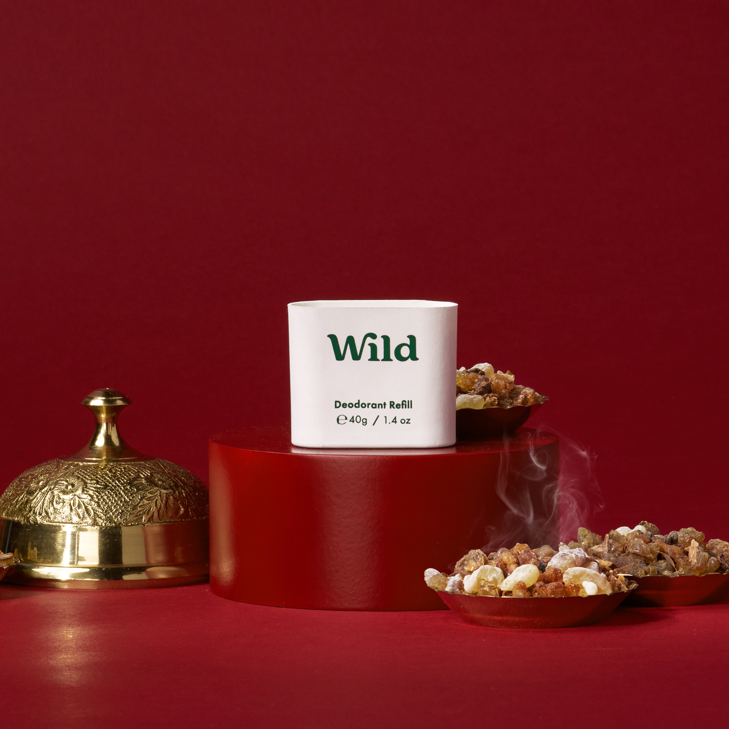 Leyenda: una mesa roja con un recipiente rojo lleno de palomitas de maíz