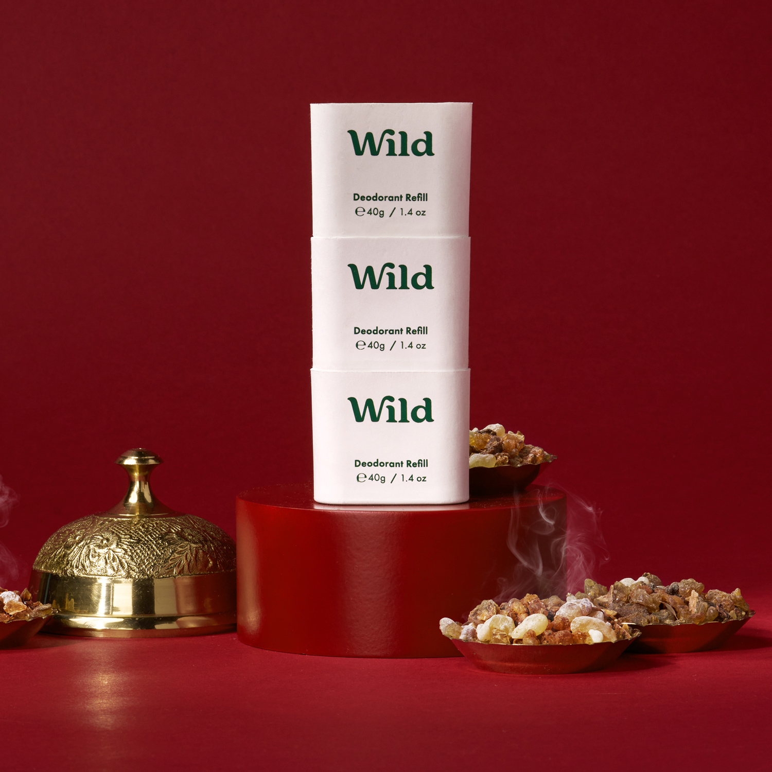 Pie de foto: una pila de tres cajas encima de una mesa roja.