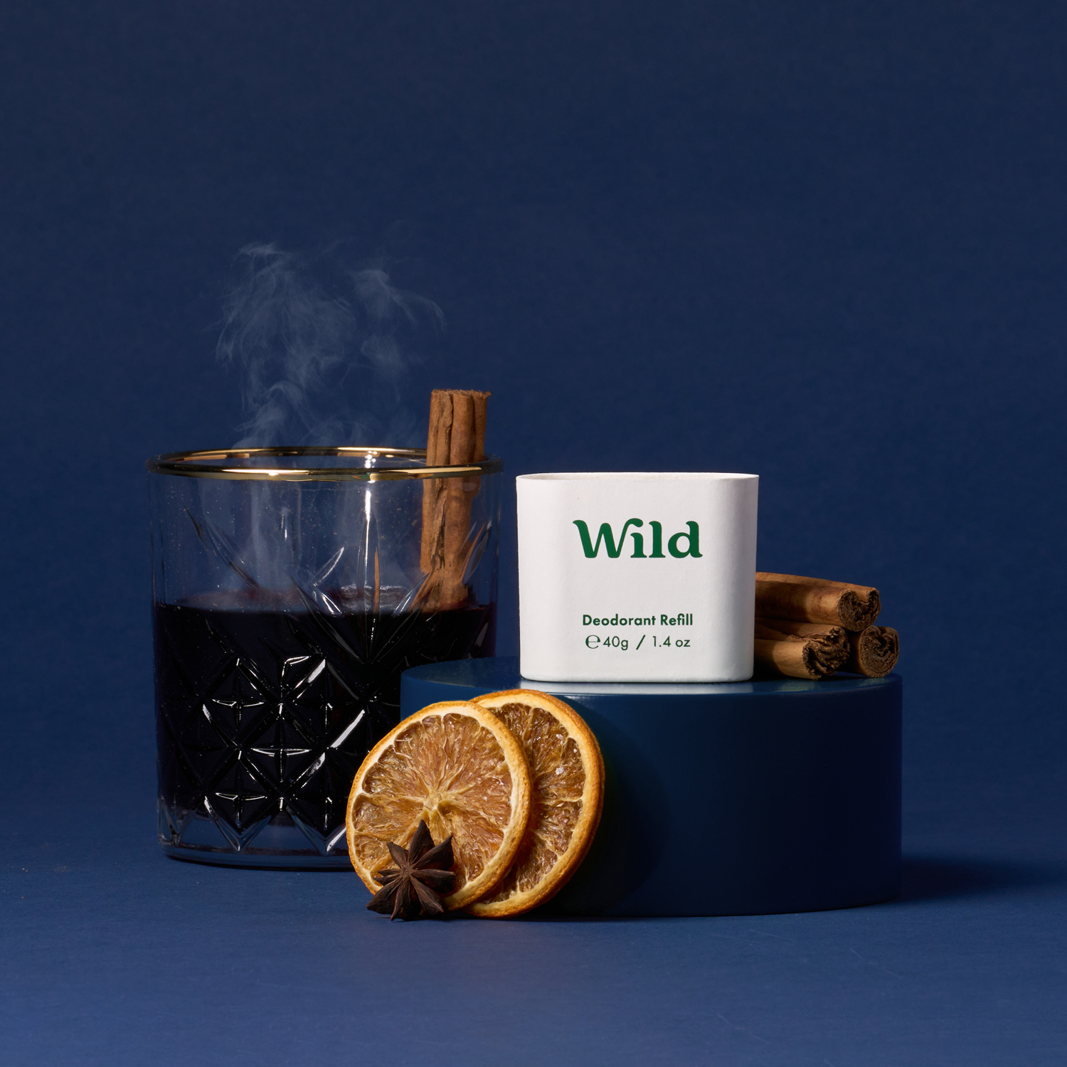 Pie de foto: una taza de té junto a una rodaja de naranja