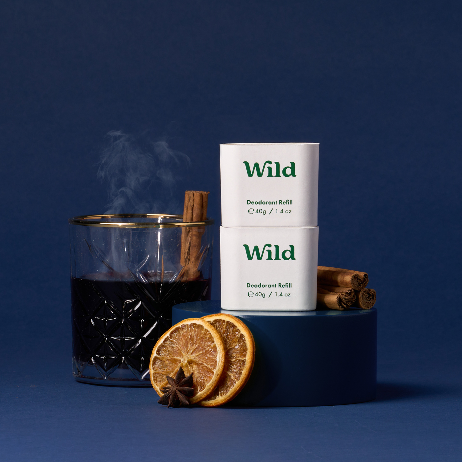 Pie de foto: una taza de té junto a un recipiente de salvaje