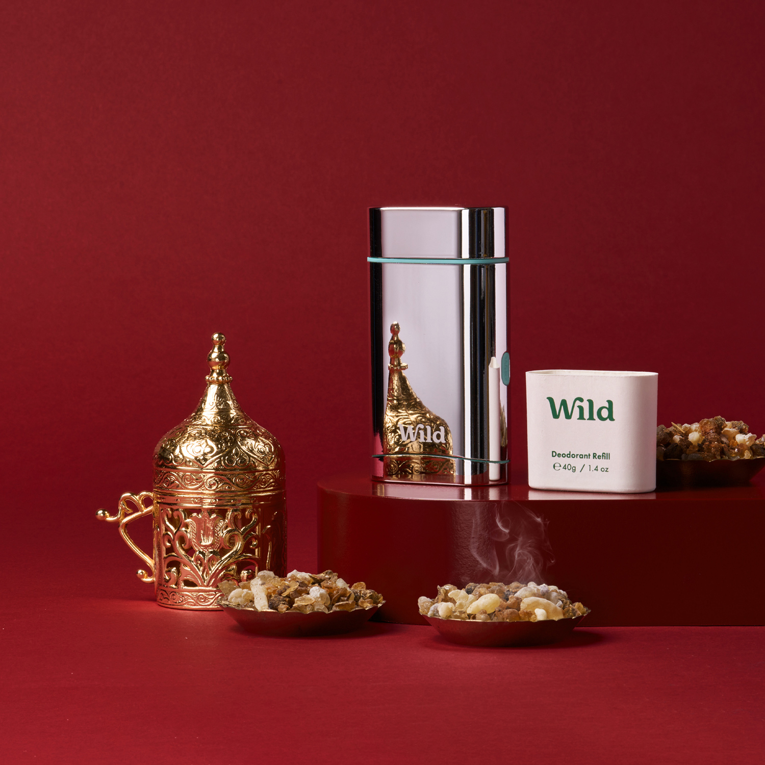 Pie de foto: una mesa roja con una taza de café junto a un recipiente de palomitas de maíz