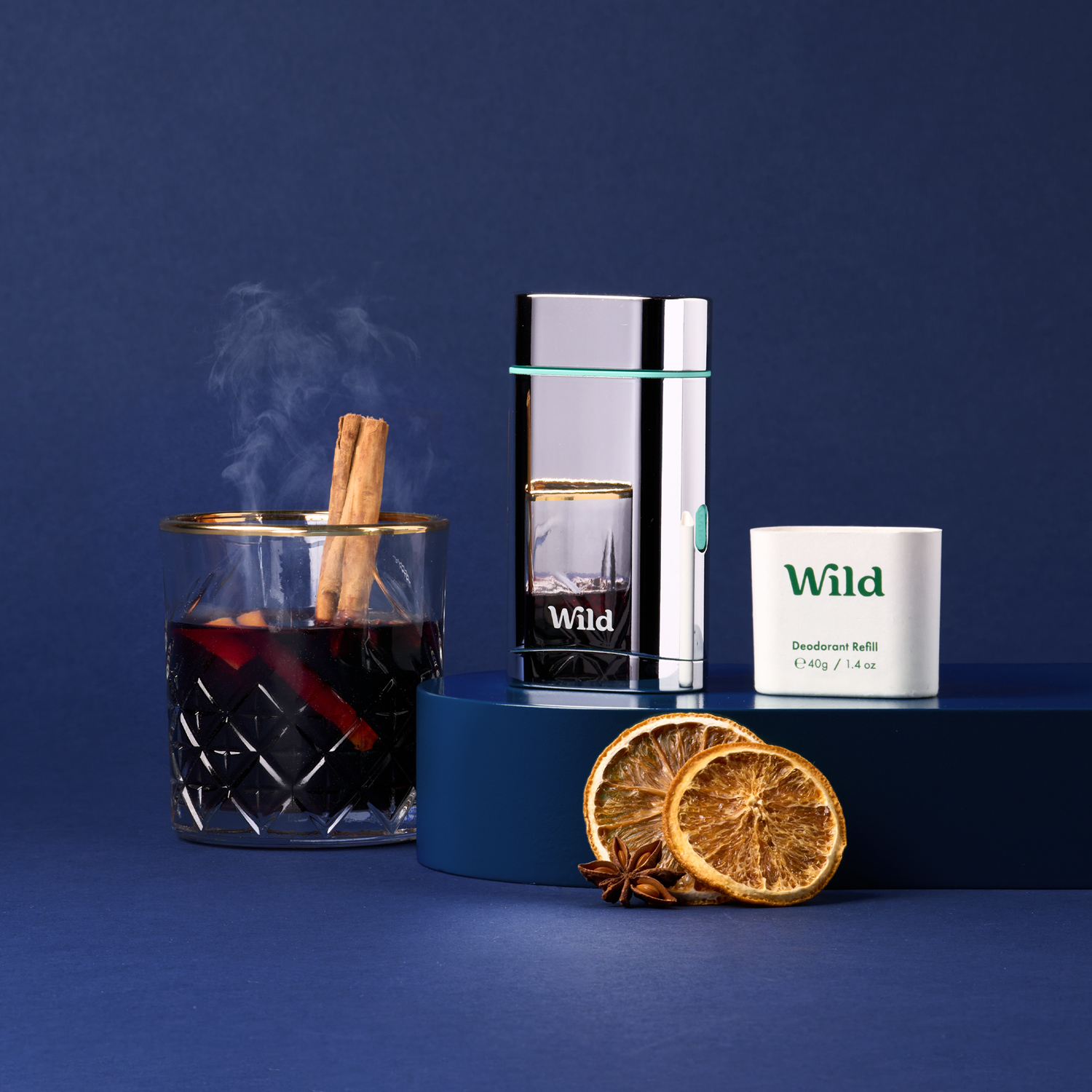 Pie de foto: un vaso de té junto a una rodaja de naranja