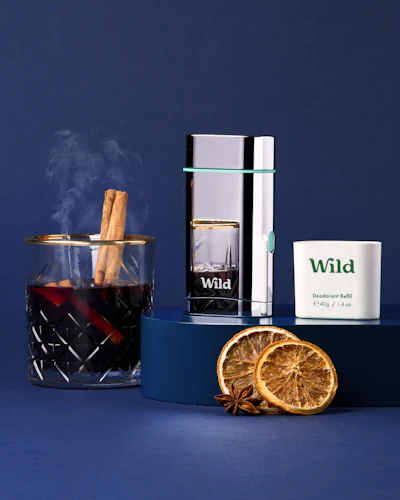 Caption: a glass of tea next to an orange slice