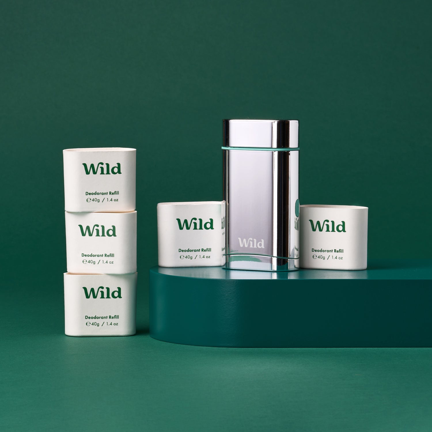 Pie de foto: un grupo de tres contenedores blancos encima de una mesa.