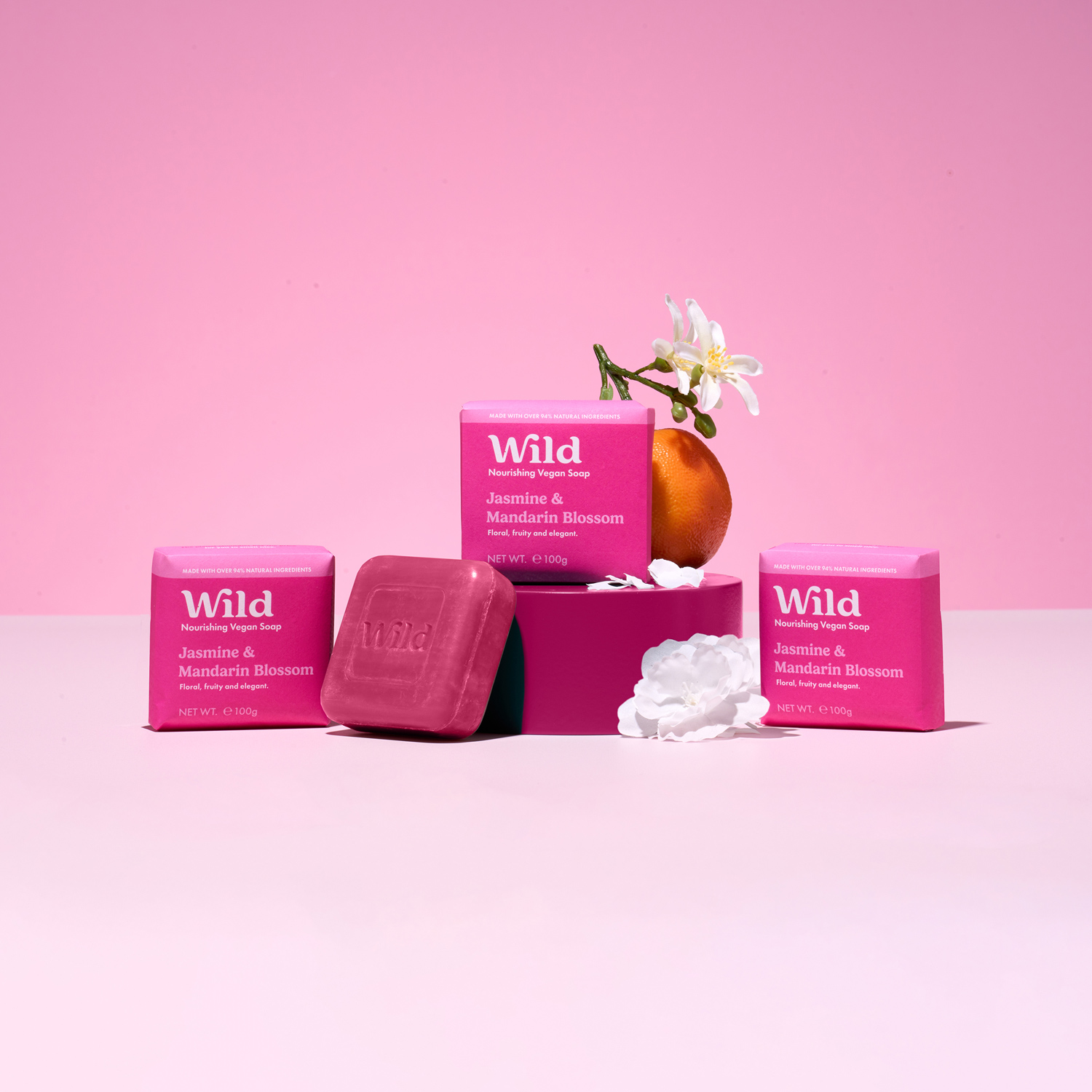 Leyenda: una caja rosa con tres jabones y una flor dentro