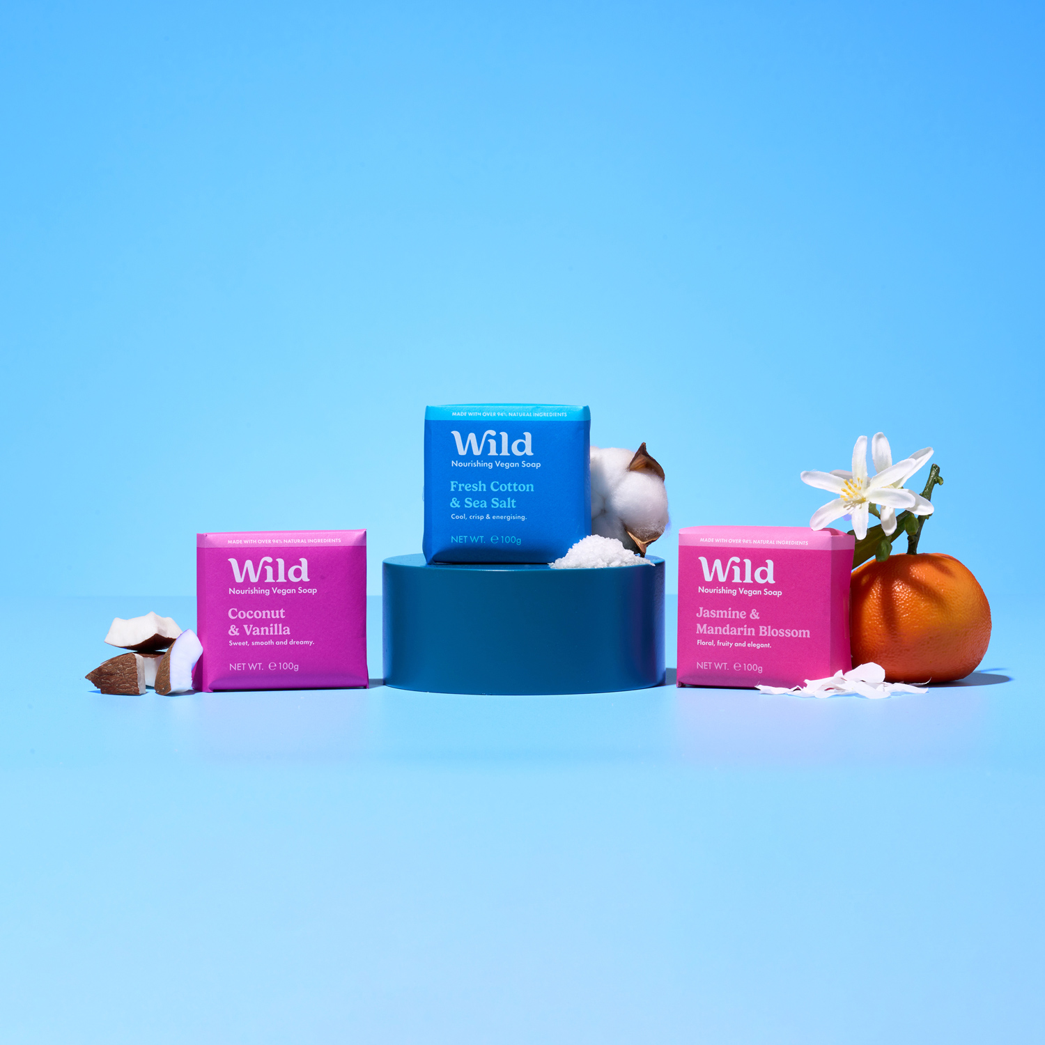 Pie de foto: un par de cajas sobre una mesa