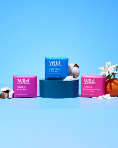 Bijschrift: een paar dozen die op een tafel staan