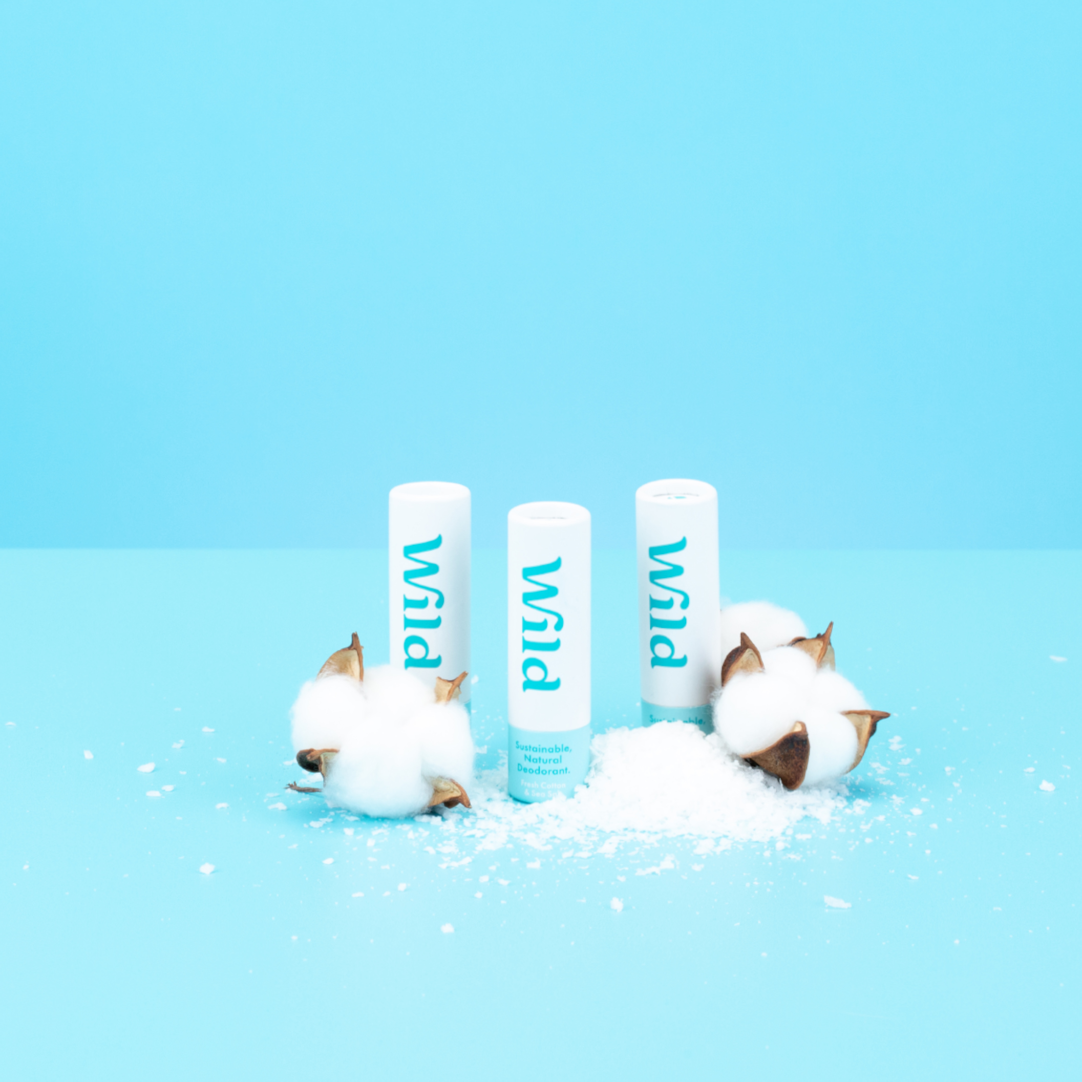 Leyenda: tres balas de algodón sobre fondo azul