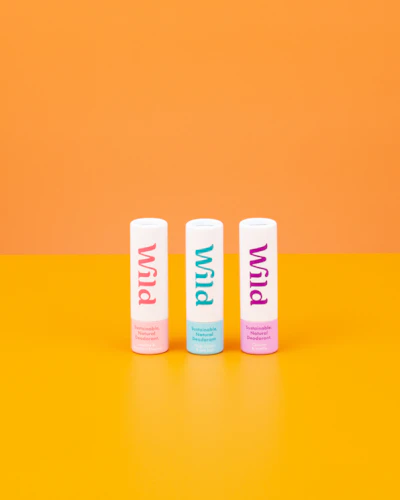 Bijschrift: drie lippenbalen bovenop een gele tafel